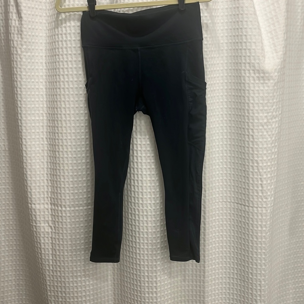 Fabletics 3/4 length power hold leggings